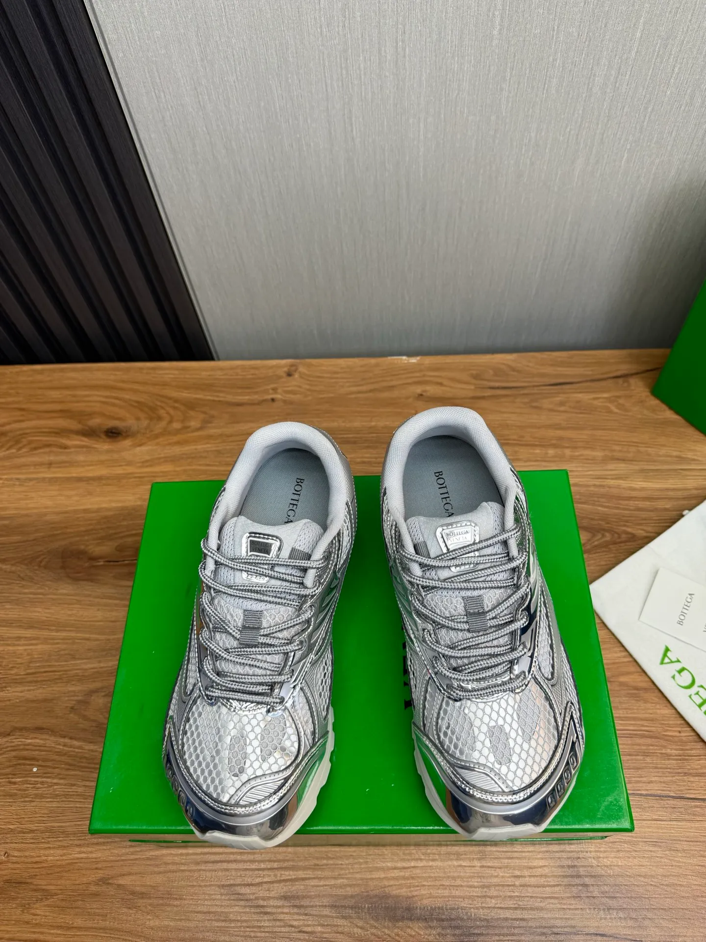 Men's men's shoes 💰620💰 BV top version 𝘽𝙊𝙏𝙏𝙀𝙂𝘼 𝙑𝙀𝙉𝙀𝙏𝘼 Orbit sneakers Wang Yibo same style couple style dad shoes 🩷💚 Runner sneakers, made of lightweight technical mesh fabric. Features a geometric patterned rubber outsole. Pay attention to the package craftsmanship ❕ High version shipping ❗️ Very nice, durable to play with and durable to make ✔️ Standard version 💯💯 The outsole is made of color-blocked TPU outsole. Women’s model 35-41 (40 41 customized) Men’s model 39-46 (45.46 customized) Equipped with original packaging
